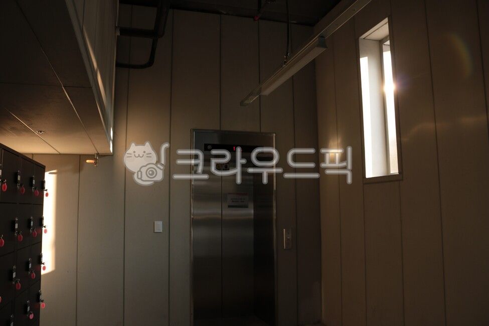 sunlight,elevator,Coin locker,lift,Item storage box