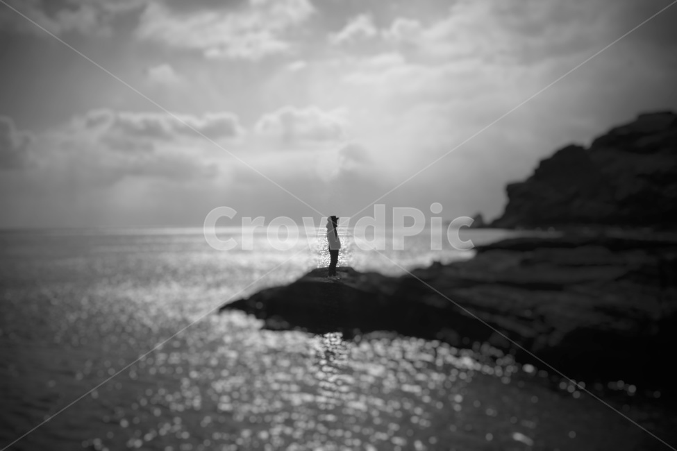 역광,흑백,해안,사람,제주,고독,용머리해안,사람,인물,인간,human,person,인물실루엣,사람실루엣,character silhouette,human silhouette,흑백,모노톤,monochrome,black and white,silhouette,실루엣,standing,서 있는,nature,자연,outdoors,옥외