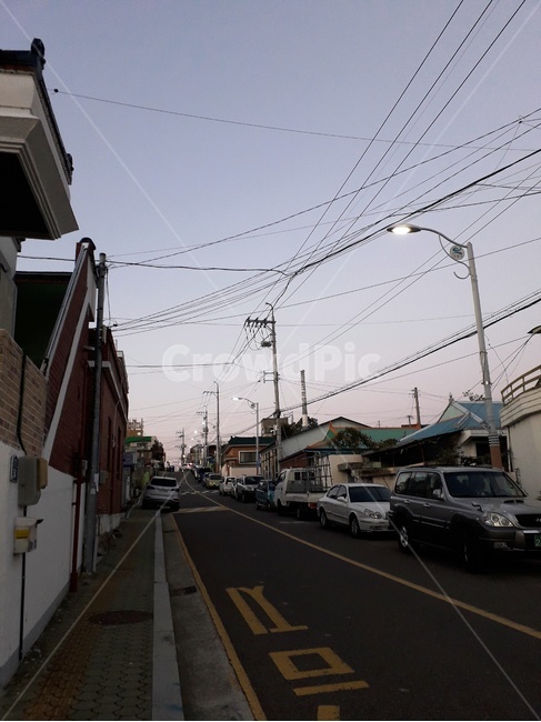 오르막길,아스팔트,도로,저녁,전깃줄,전선,골목길,alley