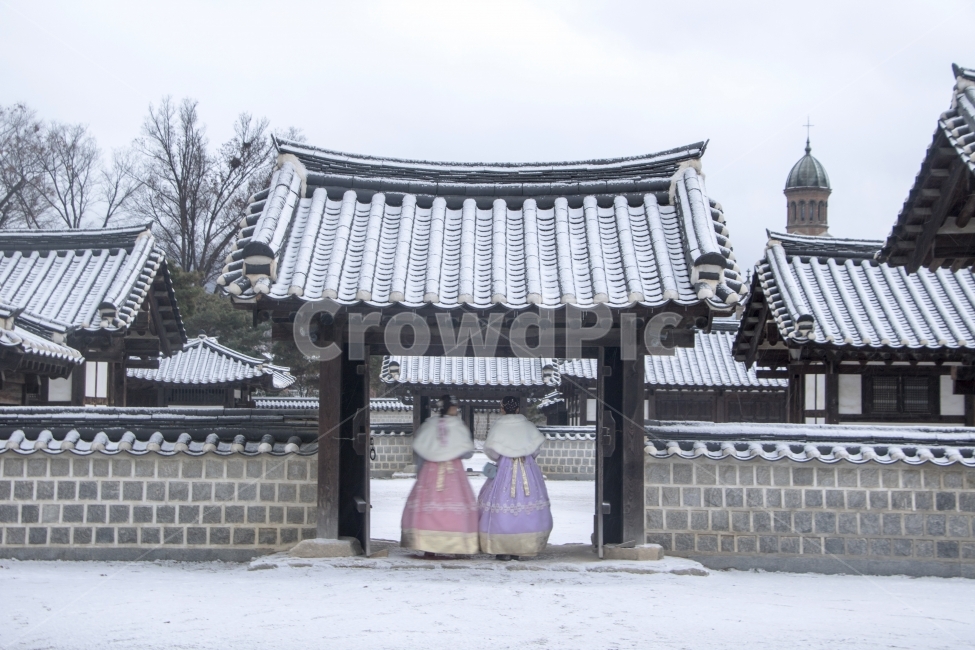 사진,단독사진,디자인,소스,포토,사진자료,배경,배경사진,백그라운드,한국,동양,아시아,접사,근접,자연,겨울,눈,얼음,경치,설경,Landscape,날씨,겨울배경,겨울풍경,풍경,눈풍경,한옥,지붕,사찰,전통가옥,기와,기와집,보케,흩날림,돌담,담,전통담,문,대문,전통문,출입구,겨울,계절,winter,season,한국전통,한국문화,korean traditional,korean culture,사람,인물,인간,human,person,여성,여자,woman,female,lady