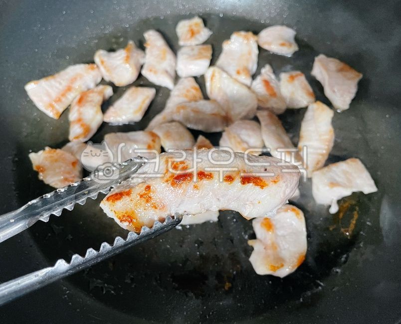 항정살,돼지고기,돼지,특수부위,고기,육류,음식,요리,구이,후라이팬,집게,food,dish,pork,meat