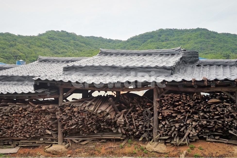 기와,장작,나무,사찰,절,tile,firewood,temple,한국전통,한국문화,korean traditional,korean culture,나무,trees,wood