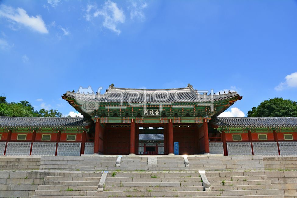 경희궁,고궁,한국전통,조선시대,숭정전,한국전통건축물,건축양식,기와지붕,성,문화유물,문화유산,건축물,architecture,building,건물,돌계단,단청,처마,푸른하늘,맑음,청명,옥외,배경,백그라운드