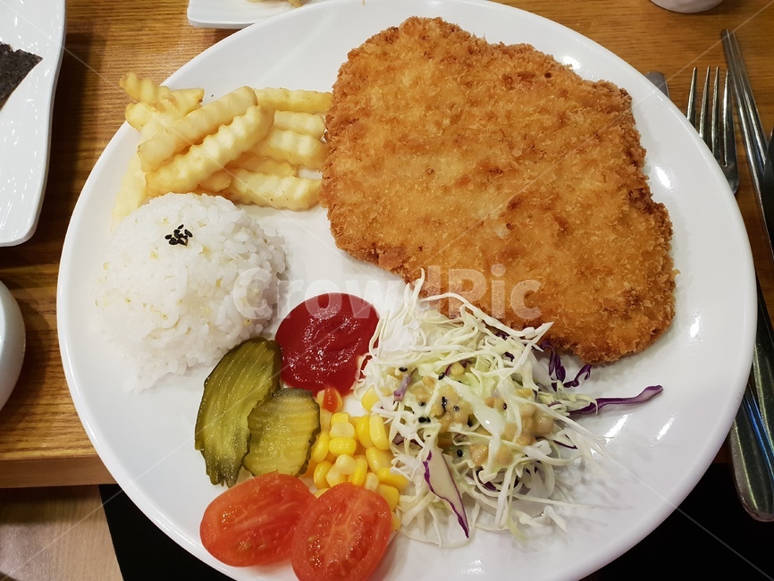 돈가스,감자튀김,토아토,피클,샐러드