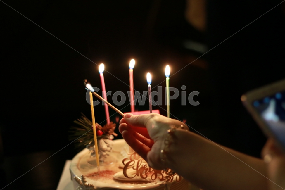 케이크,cake,생일,기녀일,크리스마스,사람,인물,인간,human,person,신체일부,몸,body,기념일,축하,anniversary,congratulation,celebrate,celebration,음식,식재료,요리,food,cook,meal,dishes,food reserves,빵,bread