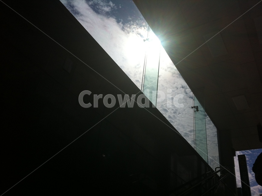 window,지하철입구,지하철출구,창문,하늘,빛,구름,cloud,sky