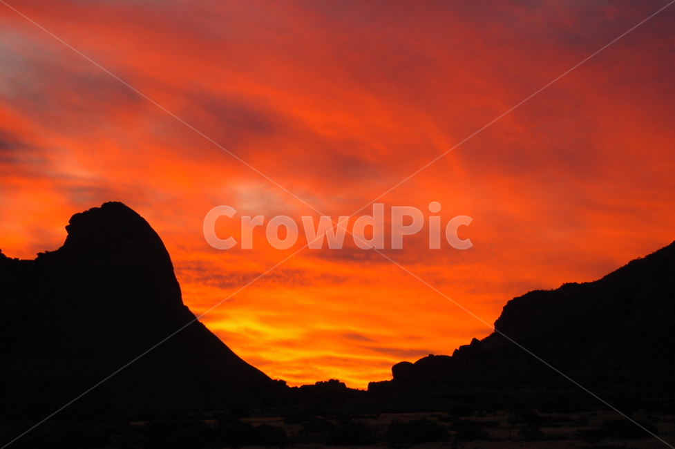 일출,아프리카,사막,나미비아,sunrise,africa,mountain,해외,외국,세계,foreign,oversea,world,세계자연풍경,해외자연풍경,외국자연풍경,world nature landscape,실루엣,그림자,silhouette,shadow,색깔,색상,색채,색감,color sense,color sensitivity,feeling of color,nature,자연,outdoors,옥외,red sky,붉은 하늘,sunset,일몰,sky,하늘,dawn,새벽,dusk,황혼