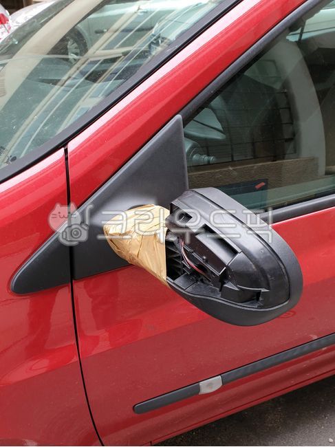 Contact accident,patch,temporary measure,car accident,repair,tape,rearview mirror,rearview mirror accident,rearview mirror failure,car repair,scotch tape,taping,humor,wit,restoration,repair,quirky,design,insurance,car insurance,Europea