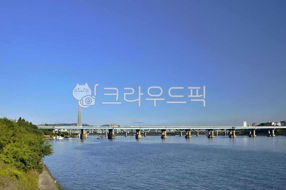 Lotte Tower,Yeongdong Bridge,building,Han River,outdoors,Seoul,road,port,waterfront,bridge,river,tower