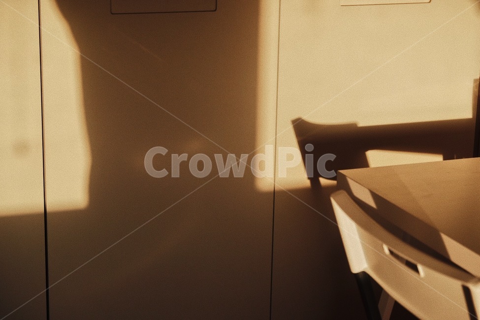 실내,햇빛,그림자,필름,sunshine,shadow,film,cozy,warm,따뜻한,편안한,안락한,휴식,힐링,healing,relax,의자,책상,table,chair,실루엣,그림자,silhouette,shadow