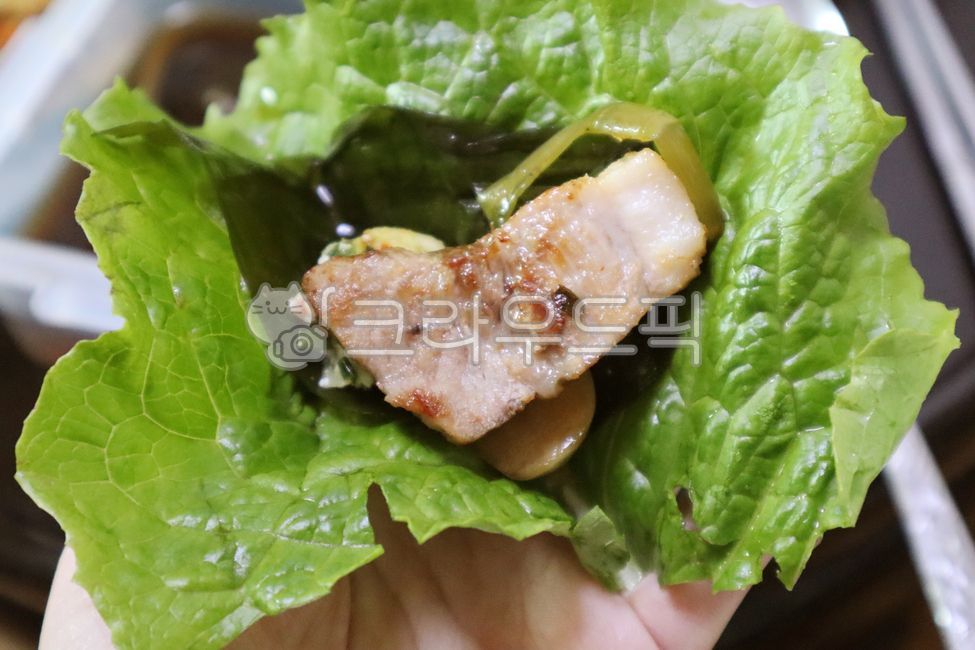 to cook,pork,Myeongnamul,vegetable,pig,Ssam cuisine,meal,side dish,pork belly,meat,cooking