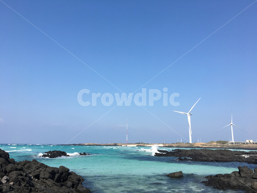 제주도,신창해안도로,터빈,풍력발전,바다,바위,풍경,하늘,파란하늘,파도