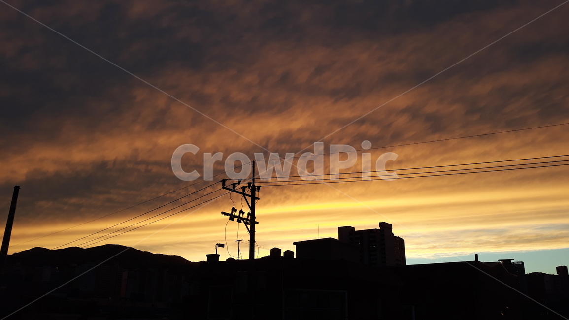하늘,저녁,옥상,노랑,주황,도시,풍경,city,landscape,실루엣,그림자,silhouette,shadow,power lines,전력선,cable,케이블,electric transmission tower,송전탑