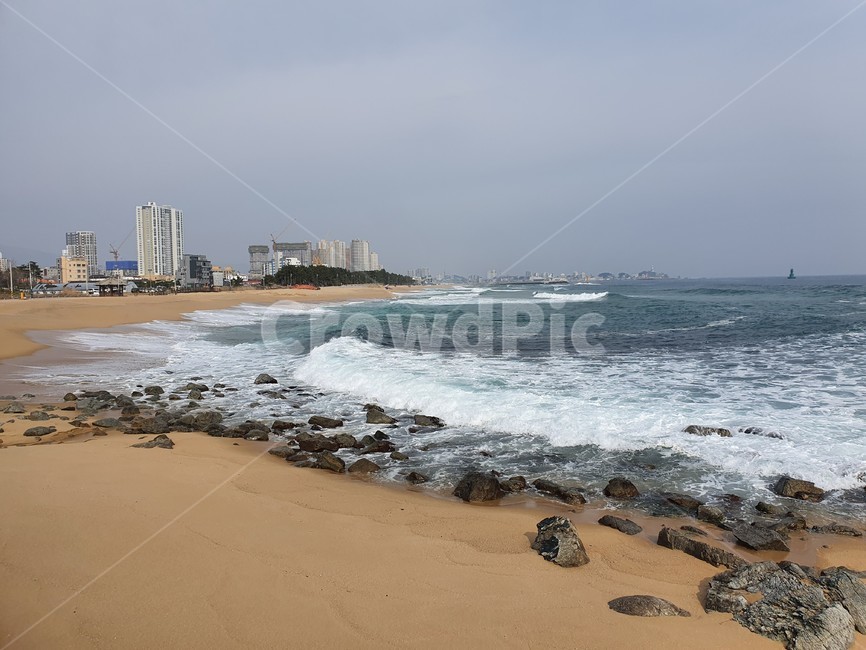 해수욕장,동해,파도,바다,풍경,모래,해변,속초,하늘,자연,대한민국,물,sea,구름,돌,건물,빌딩,nature,water,outdoors,shoreline,해안선