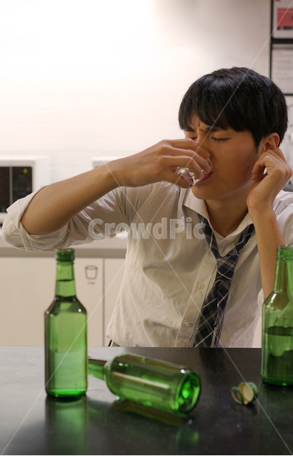 남성,남자,술,음주,과음,숙취,소주,소주병,알콜,취객,사람,인물,인간,human,person,남성,남자,man,male,술,주류,alcohol