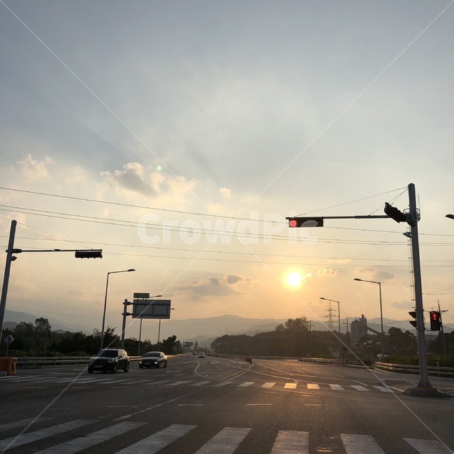 퇴근길,노을,도로,신호등,하늘