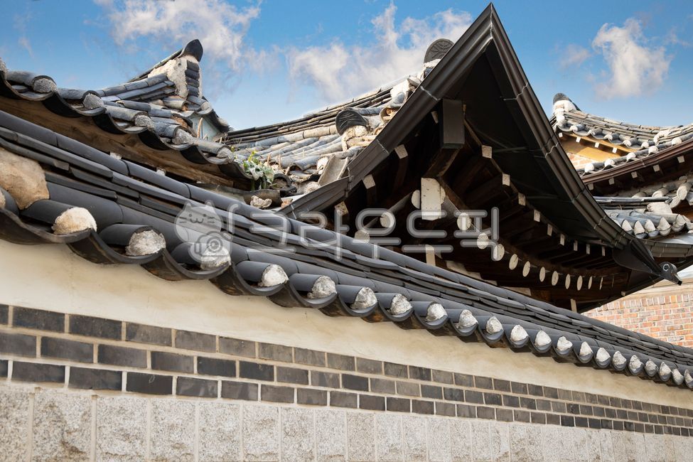 Bukchon Hanok Village,Roasted fish,headstone,construct,building,cloud,tile roof,tin,Mangwa,sight,red bird,tradition,brick,wooden pillar,sky,ancient architecture,stone phlegm,lime,water pan,seoul,korea,Pillar,granite,plant,whitewash,stonewall,wall,Wasong