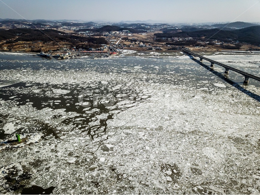강화도,겨울바다,바다,드론,드론사진,초지대교,다리,유빙,바다유빙,겨울,섬,동명항,겨울,계절,winter,season,자연,풍경,nature,landscape,outdoors,옥외,경치,scenery