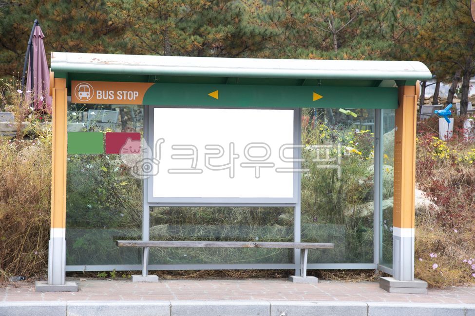 버스정류장,버스정류소,의자,목업,화살표,보도블럭,기둥,나무,잡초,지붕,광고,유리벽,바람막이,나무의자