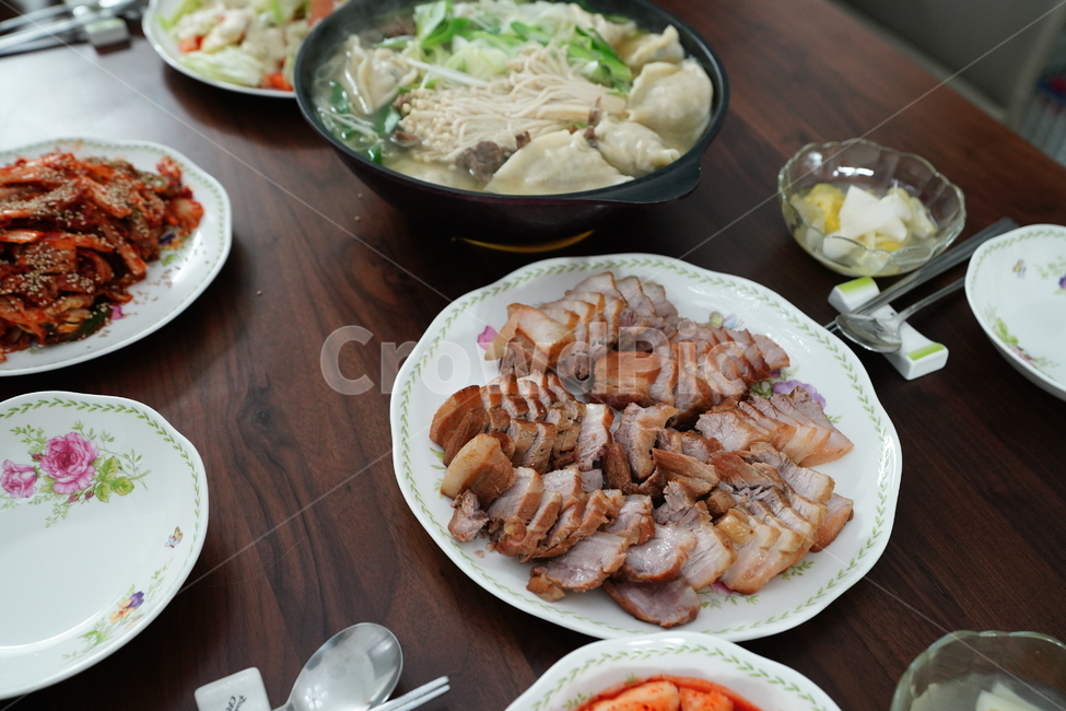 식사,보쌈,만두국,만두,돼지,음식,고기,육류,안주,국물요리,한식,디너,석식,먹방,먹거리,접시,냄비,음식,식재료,요리,food,cook,meal,dishes,food reserves,육류,고기,meat,한식,한국음식,한국요리,korean food,korean dishes,korean meal,korean cook