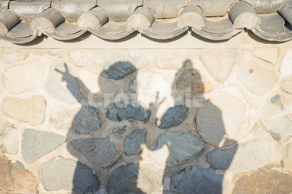 그림자,친구,우정,여행,브이,한국전통,한국문화,korean traditional,korean culture,인물실루엣,사람실루엣,character silhouette,human silhouette,친구,우정,friendship,companion,여행,휴가,traveling,vacation,trip