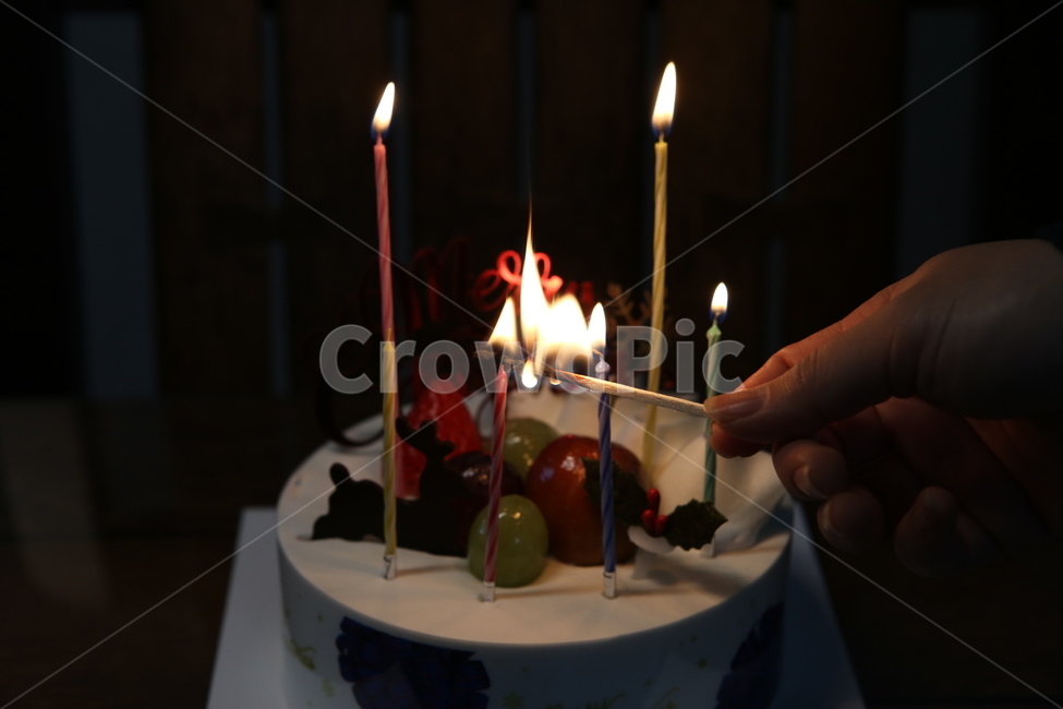dessert,케이크,cake,food,디저트,음식,사람,인간,촛불,양초,케익,person,party,생일,파티,생일파티