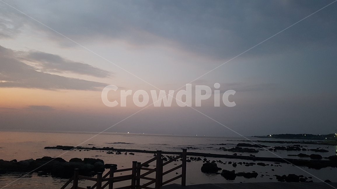 새벽,하늘,구름,빛,일조,전망,바위,어둠,어스름,바다,희망,자연,풍경,nature,landscape,handrail,난간,banister,railing