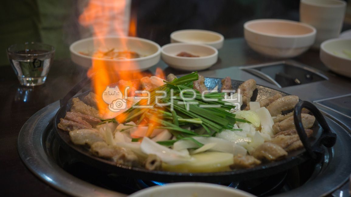 곱창,막창,부추,양파,불꽃,불판,식당,저녁,회식,소주
