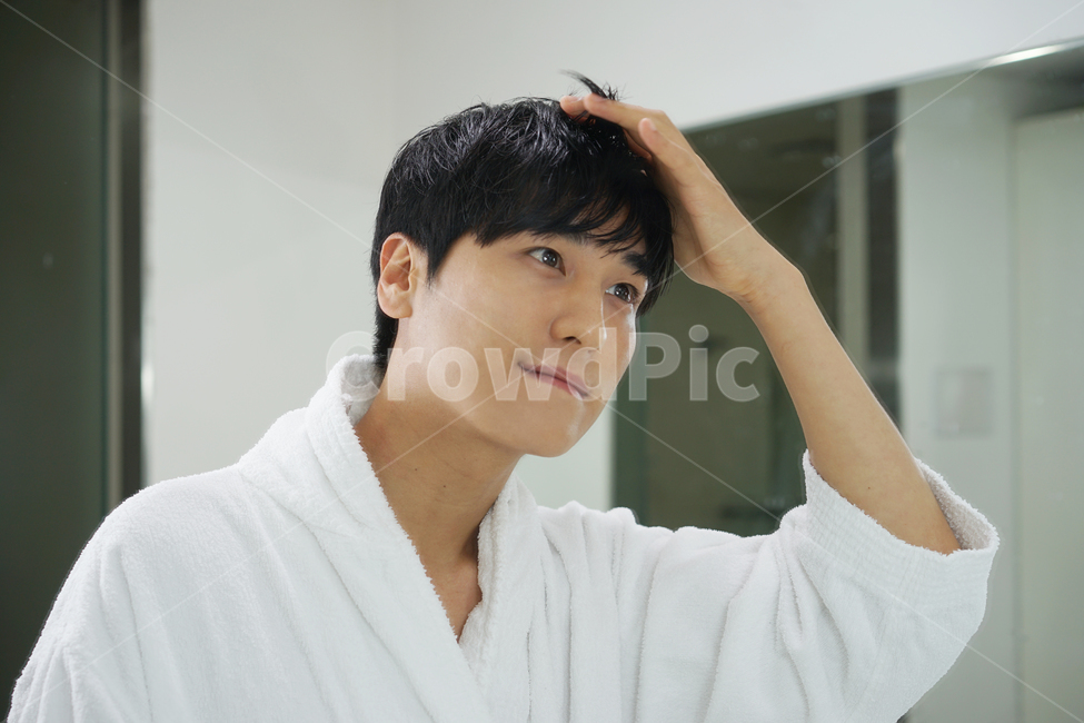 남자,뷰티,스킨케어,피부관리,beauty,skincare,cosmetic,남성,그루밍족,거울,샤워가운,화장실,욕실,사람,인물,인간,human,person,남성,남자,man,male,뷰티,미용,beauty treatment
