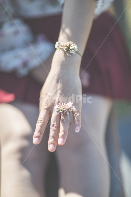 꽃,꽃반지,꽃시계,반지,시계,약속,징표,사랑,여자,사람,손,flower,ring,watch,promise,love,girl,human,hands,token,꽃,flower,사람,인물,인간,human,person,신체일부,몸,body,여성,여자,woman,female,lady,감성,sensible,feeling