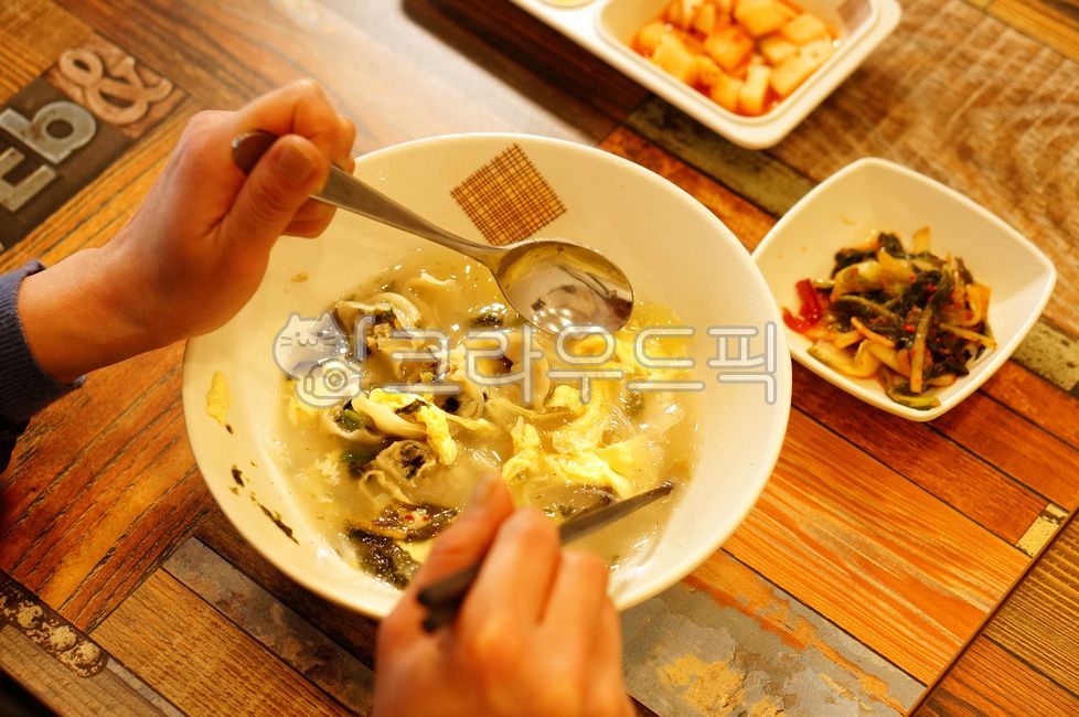 plating,koreanmeal,plate,bowl,side dish,Korean food,Lunar New Year food,koreanfood,person spoon,kimchi,cook,holiday food,seaweed,dumpling soup,rice cake soup,food,koreancook,meal,Tteok and dumpling soup,dish
