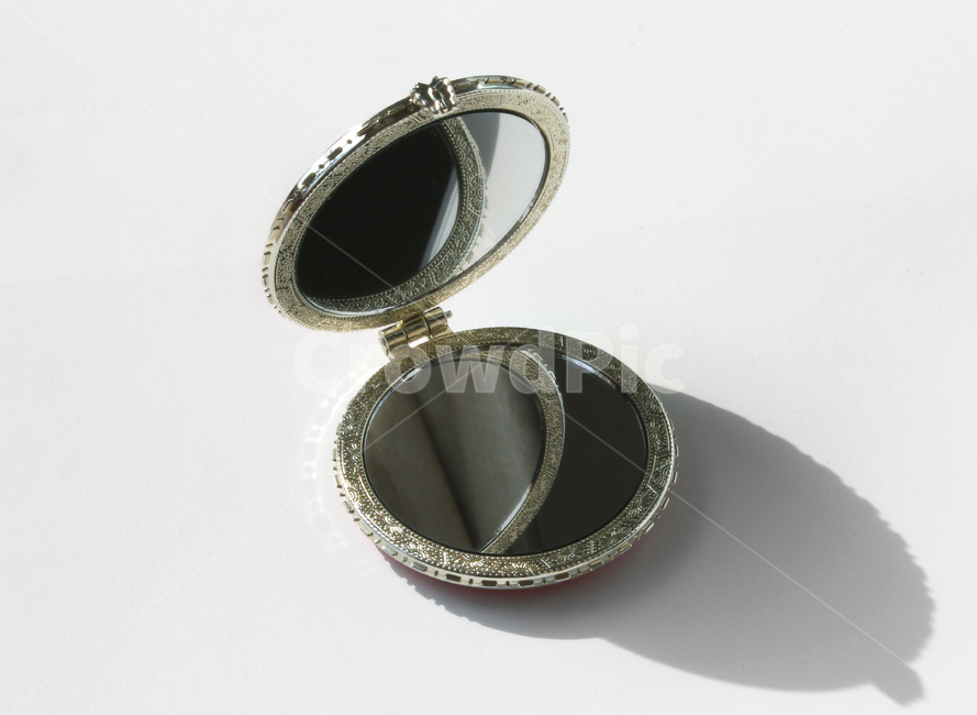 손거울,거울,미니,미니거울,자수,전통,mirror,red,빨강,한국,korea,littlepocketmirror,코스메틱,악세사리,원형,메이크업도구,도구,메이크업,흰배경,열림,open,열린,한국전통,한국문화,korean traditional,korean culture,뷰티,미용,beauty treatment,사물,물건,오브젝트,thing,object,matter,누끼,remove background