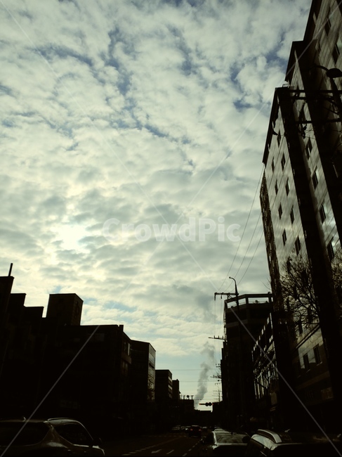 대조,하늘,구름,차,건물,벽,창가,전봇대,전선,스모그,연기,빛,도시,풍경,city,landscape,실루엣,그림자,silhouette,shadow