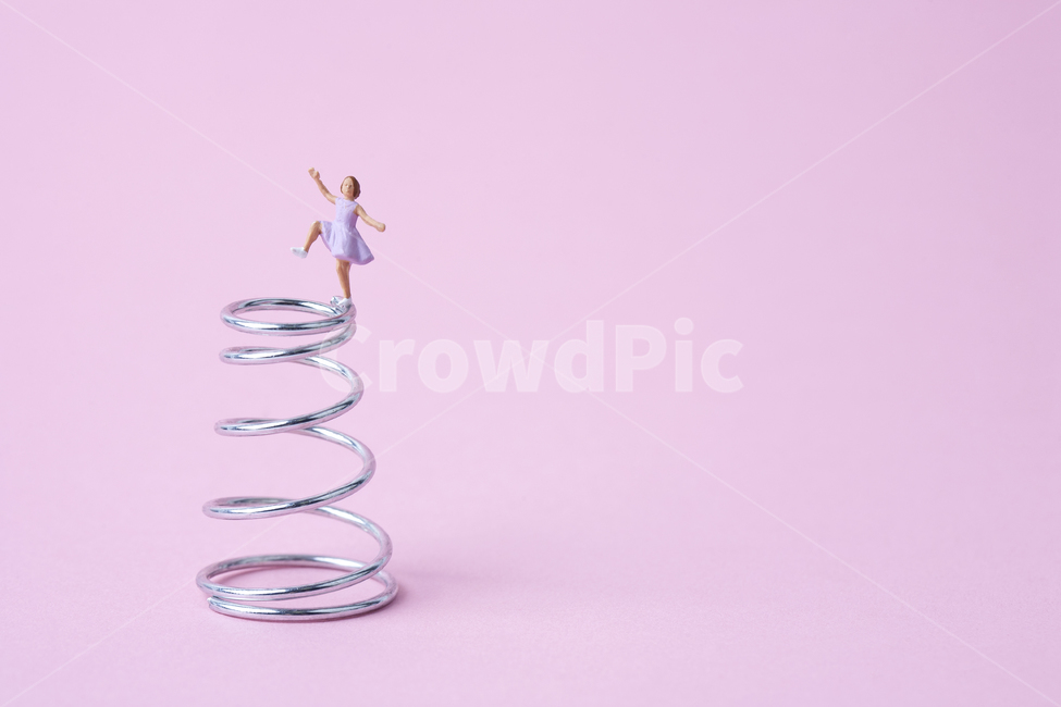 어린이,배경,스프링,봄,백그라운드,소녀,댄스,춤,메탈,왈츠,시즌,계절,핑크,분홍색,실버,핑크색,원피스,드레스,펀,유니크,전령,걸,점프,도약,시작,디자인,파스텔색,파스텔,아트,크리에이티브,여자,우먼,컨셉,아이디어,용수철,코일,연출,컨셉,콘셉,direction,concept