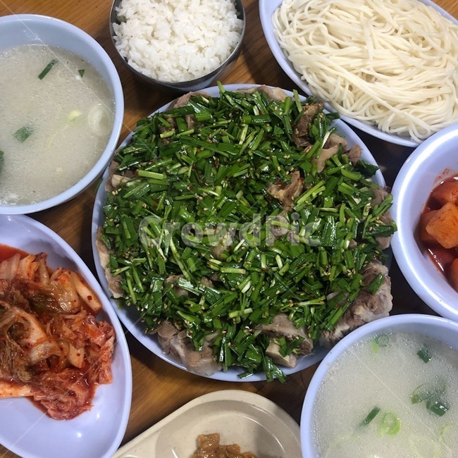 꼬리뼈찜,고기,소고기,수육,소면,뼈국,곰탕,김치,한식,요리,맛집,한상,밥,밥상,집밥,부추,부추무침