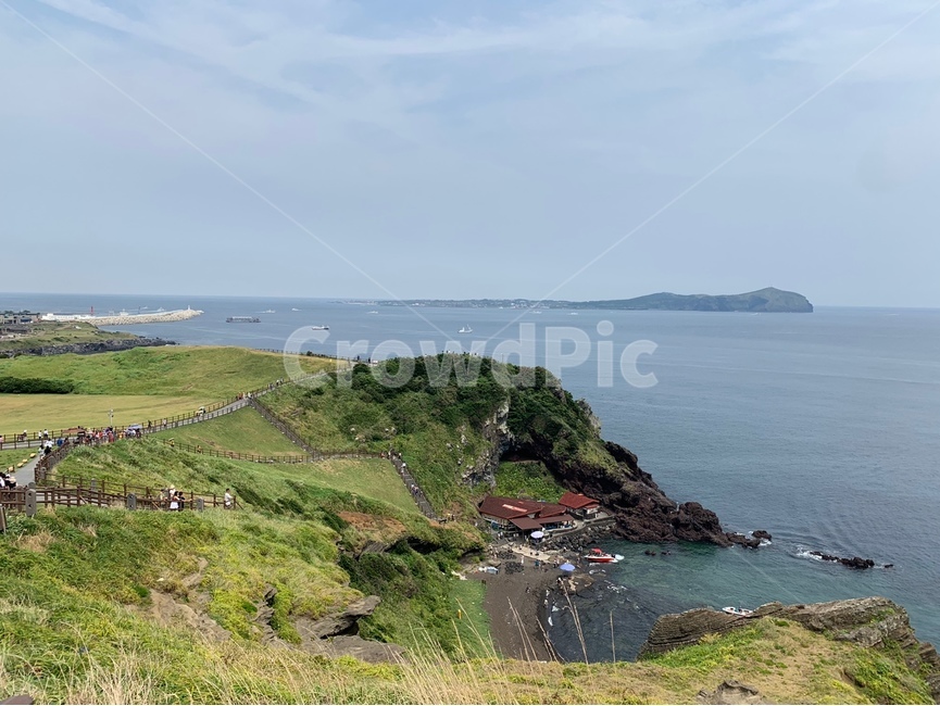 땅,물,해안선,자연,바다,제주도,성산일출봉,자연,풍경,nature,landscape,outdoors,옥외,land,promontory,곶,shoreline,water,ocean,대양,sea