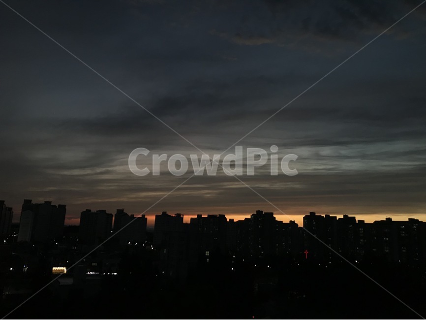 노을,하늘,저녁,감성,밤,밤하늘,일몰,석양,구름,자연,풍경,야경,밤,풍경,nightscape,night,landscape,도시,city,nature,outdoors,옥외,sky,dawn,새벽,sunset,dusk,황혼,red sky,붉은 하늘,silhouette,실루엣