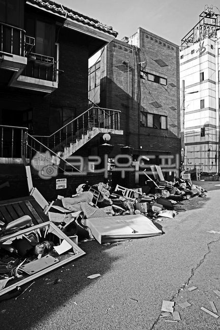 redevelopment,Uiwang city,redevelopment district,Multifamily housing,Demolition,house,Naeseonla District,alley,Naesondong,abandoned house,multigenerational housing,Grayscale