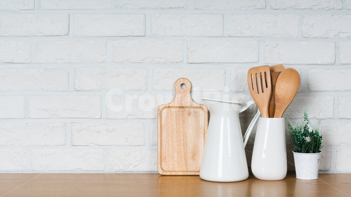 ceramic,spatula,cooking utensil,pattern,bright,Clean,inside,space,interior,pot,modern,trim,organize,neat,brick,cooking,kitchen utensils,kitchen,housewife,green,reflection,tree,Tray,spoon and chopsticks,background,Spoon,plant
