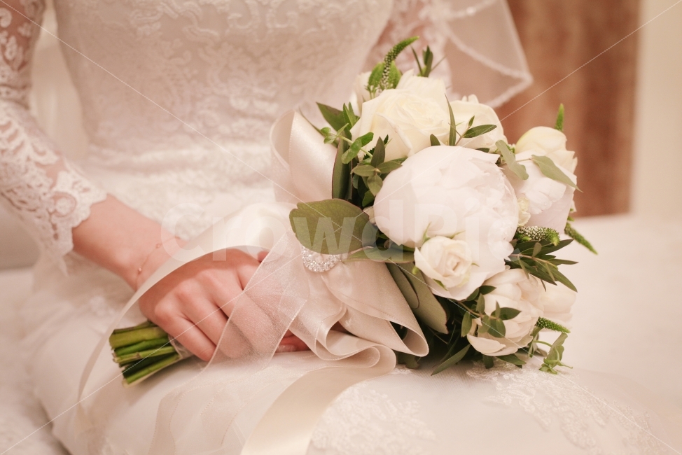	웨딩,결혼식,부케,드레스,결혼,예복,wedding,marry,생화,생화부케,하얀부케,장미,하얀장미,식물,자연,plants,nature,꽃,flower,기념일,축하,anniversary,congratulation,celebrate,celebration,사람,인물,인간,human,person,여성,여자,woman,female,lady,결혼,혼례,웨딩,wedding,marriage,marry,연출,컨셉,콘셉,direction,concept