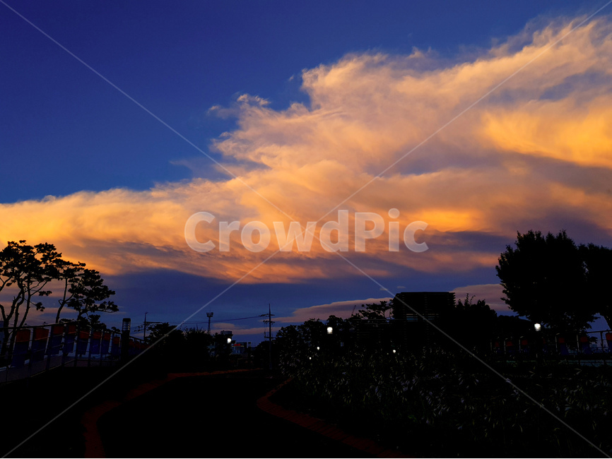 노을,풍경,구름,여름,석양,자연,풍경,nature,landscape,outdoors,옥외,sky,하늘,sunset,일몰,red sky,붉은 하늘,dusk,황혼,dawn,새벽,weather,날씨