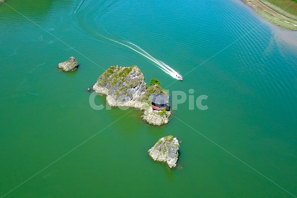 도담삼봉,단양군,섬,보트,호수,삼봉,자연,풍경,nature,landscape,한국자연풍경,한국자연경관,korea nature landscape,교통,교통수단,traffic,transportation,outdoors,옥외,land,땅,water,물,sea,바다,ocean,대양,shoreline,해안선,coast,연안