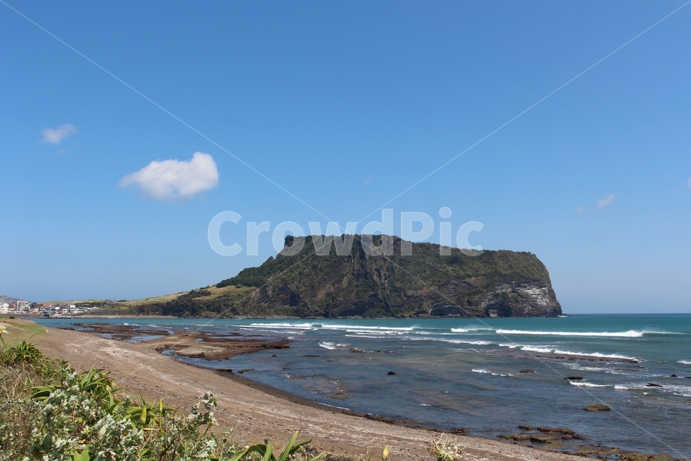 제주도,성산일출봉,해안,바다,하늘,구름,파도,자연,풍경,nature,landscape,한국자연풍경,한국자연경관,korea nature landscape,제주도,jeju,jeju island,outdoors,옥외,land,땅,promontory,곶,sea,water,물,ocean,대양,shoreline,해안선