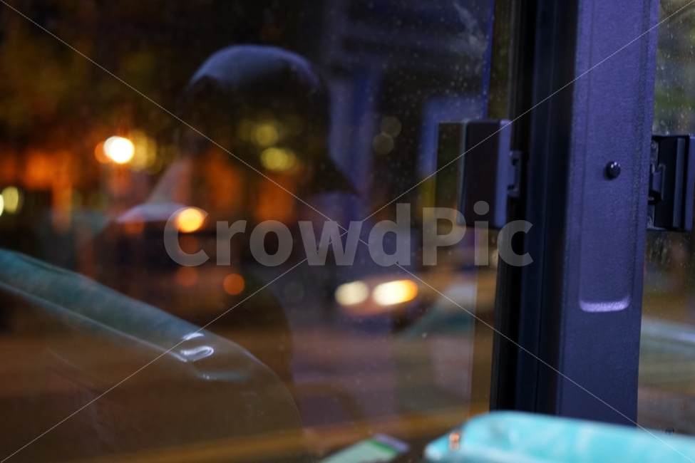 	버스,교통,벨,일상,시내버스,손,일상사진,교통수단,bus,창문,이동,퇴근,사람,감성,교통,교통수단,traffic,transportation,사람,인물,인간,human,person,고독함,외로움,쓸쓸함,우울함,슬픔,lonely,solitary