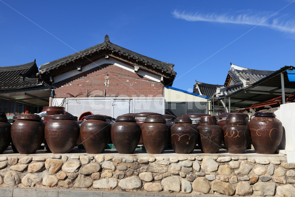 장독,장독대,항아리,기와집,주택,한옥,시골,전원,전원주택,기와,집,된장,고추장,소스,식재료,음식,발효,저장,민속,전통,한국,한국전통,야외,실외,풍경,시골풍경,마당,하늘,문화,전통문화