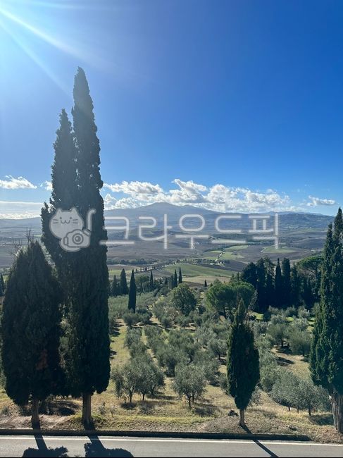 Pienza landscape,Italian countryside,natural scenery,hill view,blue sky,rural scenery,pastoral atmosphere