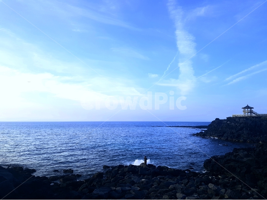 해안가,돌길,제주도,제주,파도,하늘,길,불,돌,구름,파란색,검은색,정자,수평선,석회암,배경,자연,닭머르,해안길,바다,바닷가,자연,풍경,nature,landscape,한국자연풍경,한국자연경관,korea nature landscape,제주도,jeju,jeju island,building,건물,architecture,건축물,tower,탑,promontory,곶