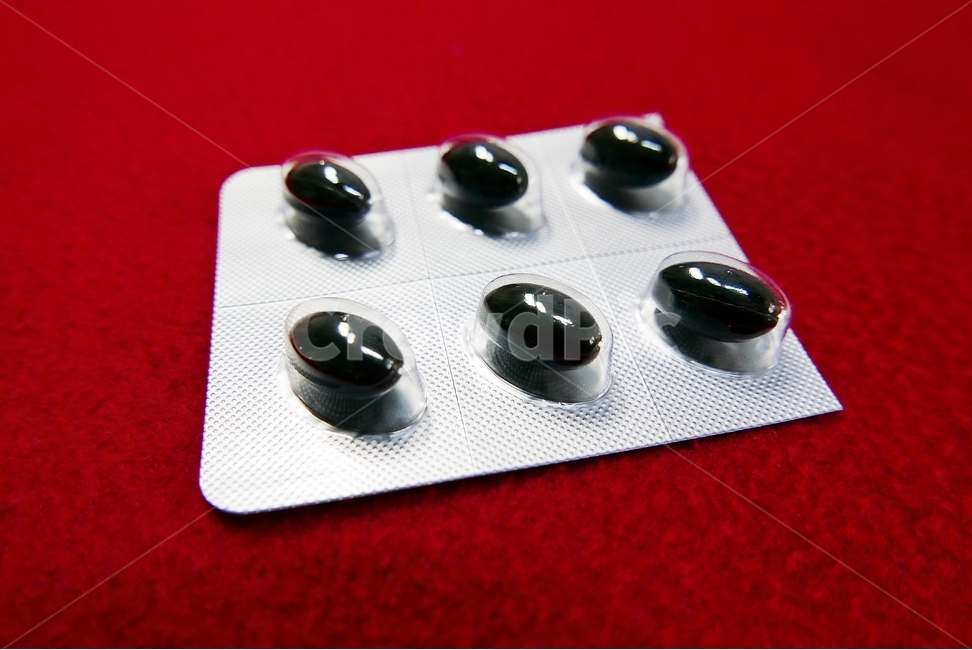 알약,약,치료약,처방약,코팅약,환,코팅,치료,환자,처방,병원,포장,약국,건강,둥근,매끄러운,반짝이는,검정색,하얀배경,접사,캡슐,빨간배경,위생,비타민,포장된,건강,헬스웨어,헬스케어,healthware,health care,의료,의학,병원,medical,hospital,clinic