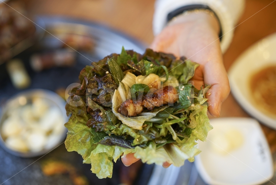 쌈,먹방,상추,고기,고추,푸짐,삼겹살,꼬기,구이,상추쌈,푸드,야채,사람,인물,인간,human,person,신체일부,몸,body,음식,식재료,요리,food,cook,meal,dishes,food reserves,육류,고기,meat,한식,한국음식,한국요리,korean food,korean dishes,korean meal,korean cook