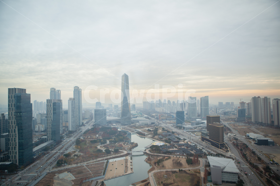 건물,풍경,도시,하늘,건축물,빌딩,공원,도심,보도,기후,기상,날씨,미세먼지,먼지,차선,고층,고층빌딩,아파트,송도,계획도시,신도시,센트럴파크,교통,배경,자동차도로,타운,야외,주택,상가,송도신도시,호수,road,도로,intersection,outdoors,옥외,교차로,landscape,town,bulding,lake,urban,city